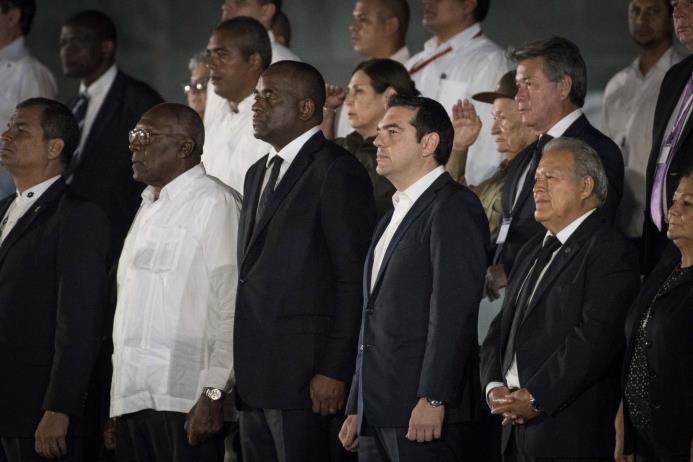 Fotografía facilitada por el gobierno griego que muestra al primer ministro heleno, Alexis Tsipras (2d), durante el acto celebrado para despedir al fallecido líder cubano Fidel Castro, ayer, 29 de noviembre de 2016, en la Plaza de la Revolución de La Habana (Cuba). Al evento asistieron mandatarios y personalidades de varios países. 
