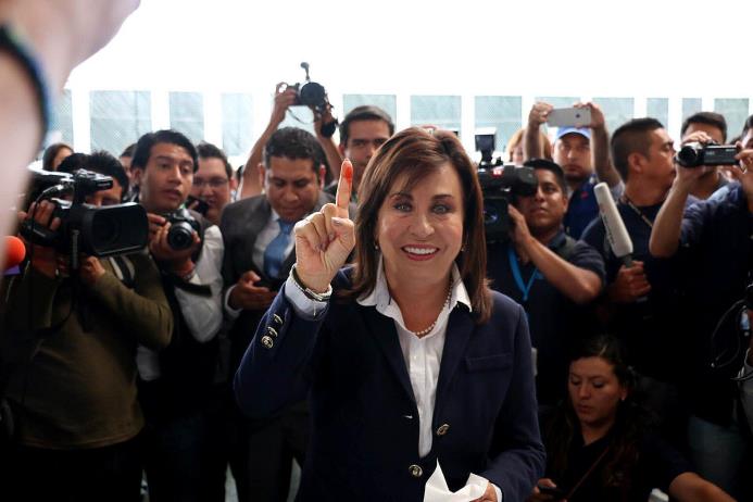 La candidata a la presidencia y exprimera dama Sandra Torres vota en Ciudad de Guatemala hoy, domingo 6 de septiembre de 2015. 
