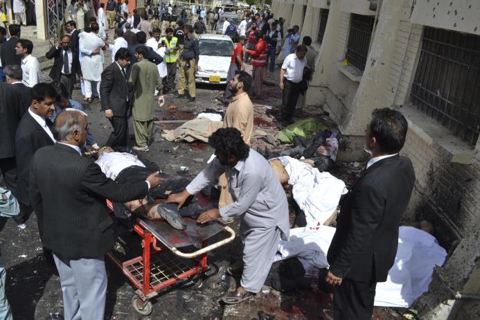 Un grupo de personas ayudan a los afectados por la explosión de una bomba en Quetta, Pakistán, el 8 de agosto de 2016.
