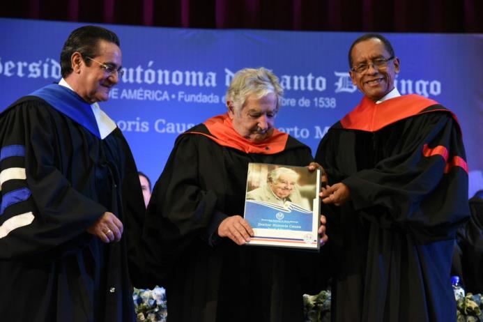 El título “Doctor Honor y Causa le fue entregado al ex presidente de Uruguay, José Alberto Mujica por el rector de la UASD, Iván Grullon Fernández, y el decano de la facultad de Ciencias Jurídicas y Políticas, Antonio Medina.