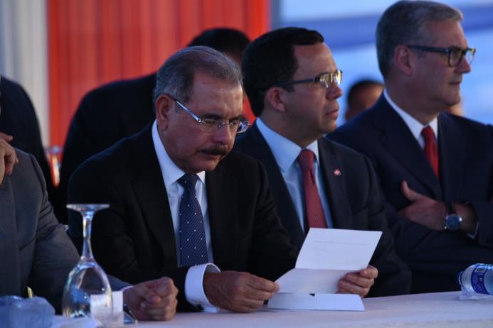 El presidente Danilo Medina junto al ministro de Educación Andrés Navarro. 