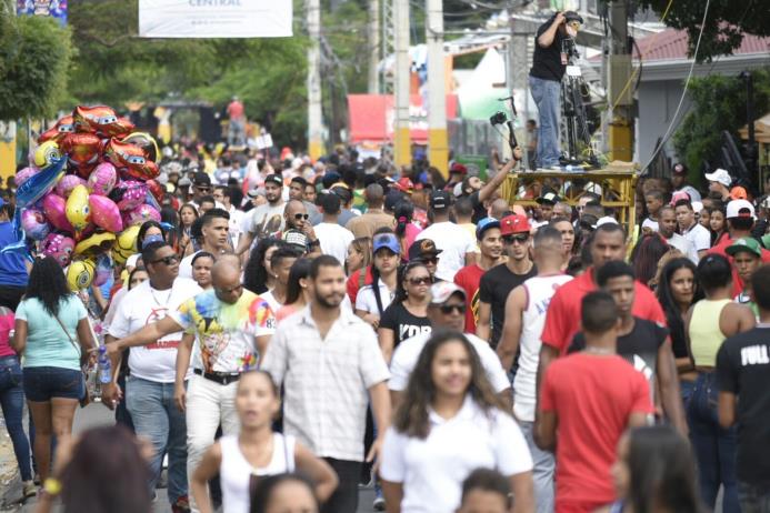 La multitud que asistió a La Vega a disfrutar del carnaval de esa provincia.