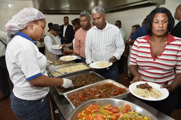 Empleadas sirven alimentos durante inauguración de comedor económico hoy, 23 de diciembre de 2017.