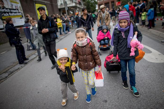 Varios niños refugiados llegan a pie a la principal estación de tren en Dortmund, Alemania, después de un viaje en locomotora desde Hungría, a través de Austria. La mayoría había comenzado su viaje en Siria, Irak y Afganistán. 