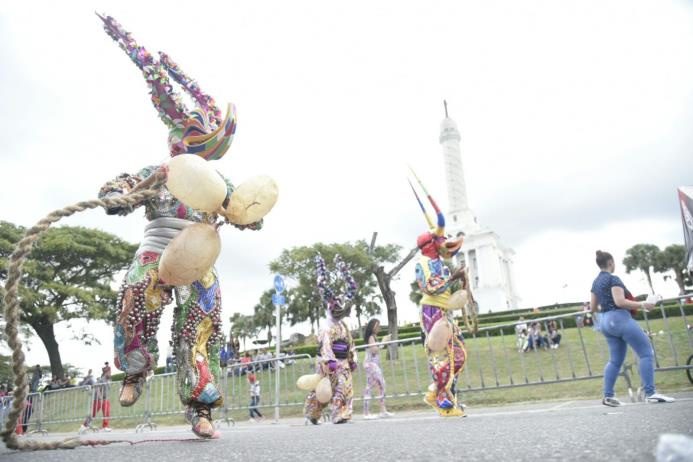 Diablos cojuelos se las lucen durante el desfile del carnaval de Santiago este primer domingo de esta fiesta cultural.