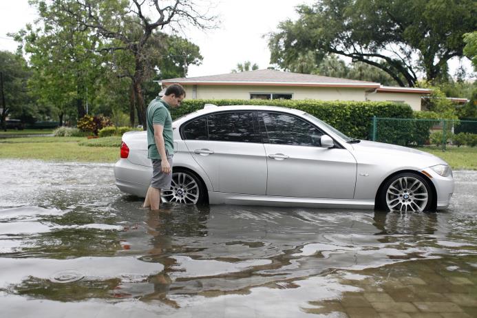 Inundaciones provocadas por las lluvias de la tormenta tropical Colin, en la zona Westshore de Tampa, Florida, el lunes 6 de junio de 2016.