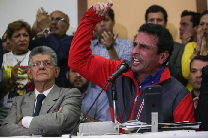 El gobernador del estado de Miranda, Henrique Capriles (d), acompañado del presidente de la Asamblea Nacional, Henry Ramos Allup (i), ofrece una rueda de prensa el viernes 21 de octubre de 2016, en Caracas.