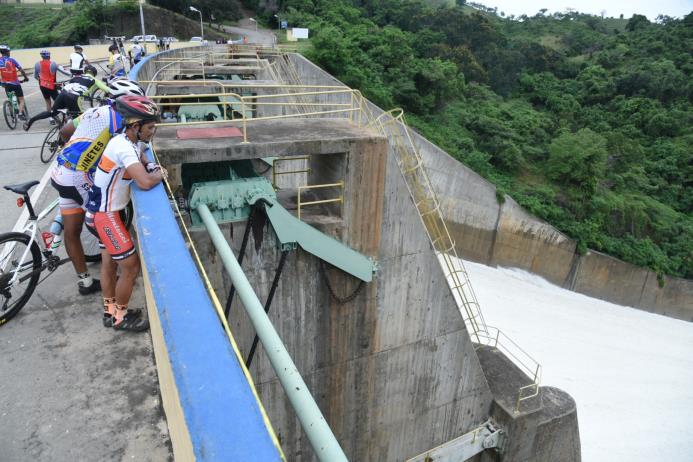 Decenas de curiosos que acudieron a ver cuando la presa Tavera era degüada por las autoridades 