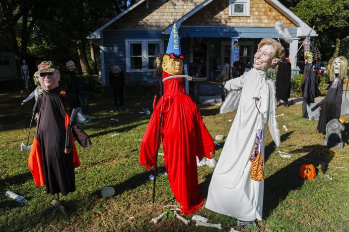 Vista de dos muñecos por Halloween que representan a los candidatos presidenciales Hillary Clinton (d) como un ángel y Donald Trump (i) como un demonio, junto al ex vicepresidente Dick Cheney (i) en el jardín de una vivienda de Decatour, Georgia, Estados Unidos.