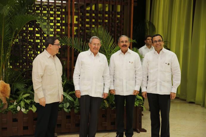 Presidente Danilo Medina, al centro, junto al presidente cubano Raúl Castro, izquierda, y el canciller dominicano Andrés Navarro, derecha.