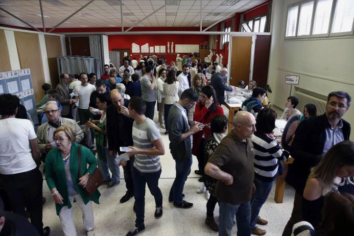 Uno de los colegios electorales de Pamplona en una jornada en la que mas de 500.000 personas pueden votar en Navarra de las que 25.350 han solicitado ejercer su derecho a voto por correo. 