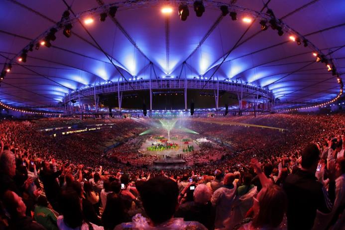 La multitud observa la ceremonia de clausura de los Juegos Olímpicos en el estadio Maracaná de Río de Janeiro, el domingo 21 de agosto de 2016.