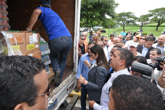 El senador estatal de Estados Unidos de origen dominicano, Adriano Espaillat, mientras realizaba la entrega del donativo a la Alcaldía de Santiago para ser enviado a los afectados por las lluvias.