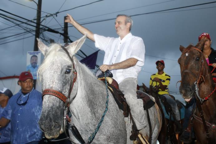 Luis Abinader hizo parte de su recorrido en el lomo de un caballo