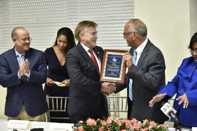 El embajador de Estados Unidos, James Brewster, recibe un reconocimiento del Consejo Nacional de VIH y Sida por su labor en el país a favor de las personas que padecen estas enfermedades.