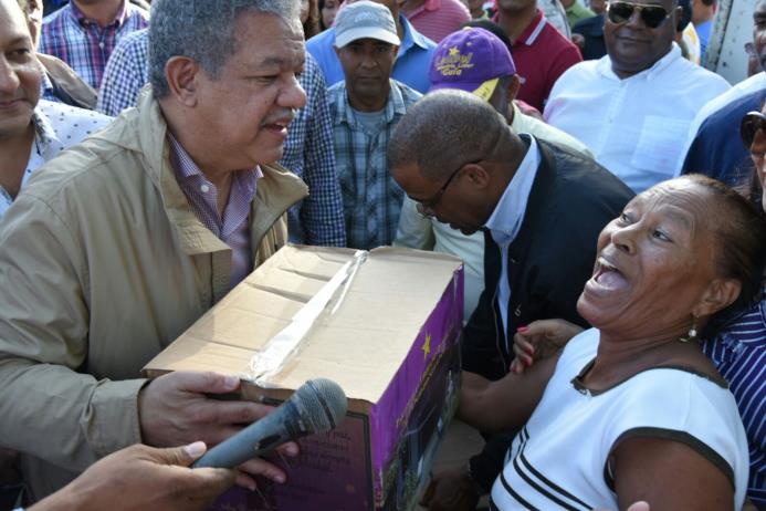 El presidente del Partido de la Liberación Dominicana (PLD), Leonel Fernández, entregó cajas navideñas los últimos dos fines de semanas a las provincias afectadas por las lluvias en el Cibao.