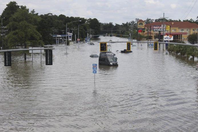Fotografía facilitada por el Departamento de Transporte y Desarrollo de Luisiana muestra vehículos prácticamente cubiertos por el agua que inunda las calles de Baton Rouge en Luisiana.