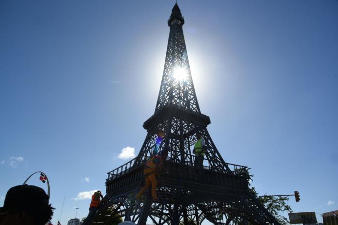 Imagen de la réplica de la Torre Eiffel en el entorno de la Plaza de la Bandera. 