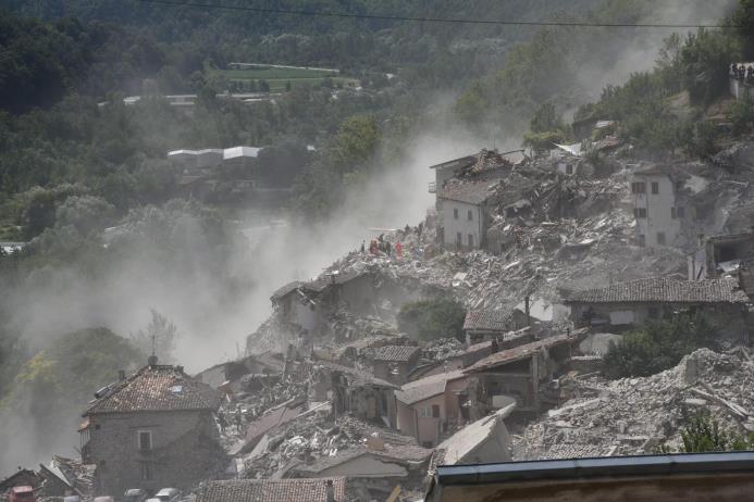 Vista de los destrozos causados por el terremoto en la localidad de Arquata del Tronto, en la provincia de Ascoli Piceno, región de Marche, en el centro de Italia, hoy, 24 de agosto de 2016. 