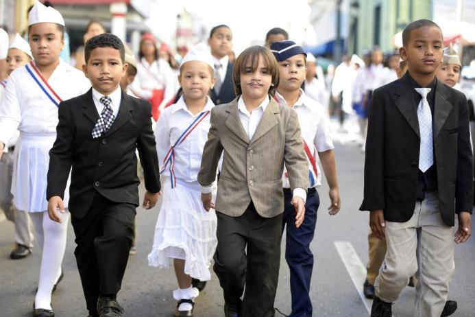 Tres niños de Santiago, vestidos como los tres padres de la patria, durante un desfile realizado en Santiago este jueves 26 de enero, Día de Juan Pablo Duarte.