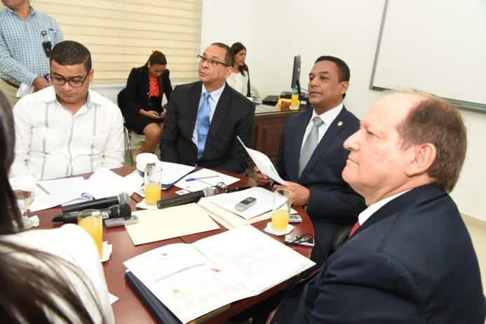 La comisión que preside José Cabrera se reunió ayer.