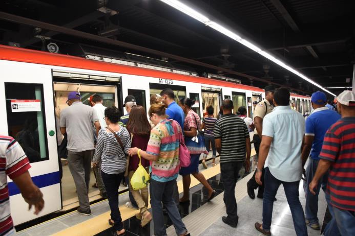 Los usuarios aprovechan estos días de prueba gratis de la nueva línea del Metro.