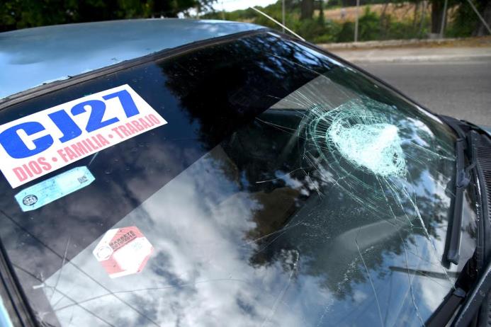 Varios vehículos terminaron con los cristales rotos después del enfrentamiento entre los choferes de Santiago por una ruta. 