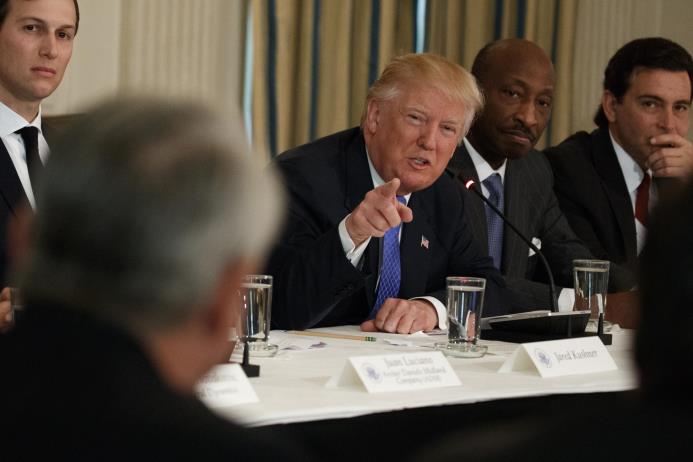 De izquierda a derecha se ve al asesor de la Casa Blanca, Jared Kushner, el presidente de EE.UU. Donald Trump, al director general de Merck Kenneth Frazier, y al director general de Ford, Mark Fields. 