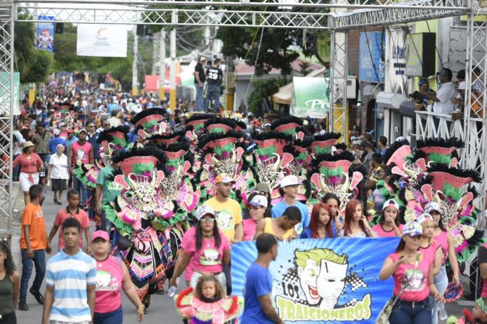 Miles asistieron este primer domingo a la celebración del carnaval de La Vega y Santiago. 