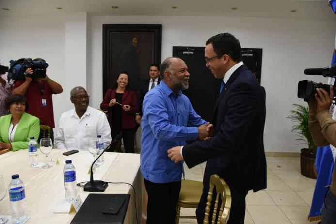 Eduardo Hidalgo, presidente de la ADP, saluda al ministro Andrés Navarro. 