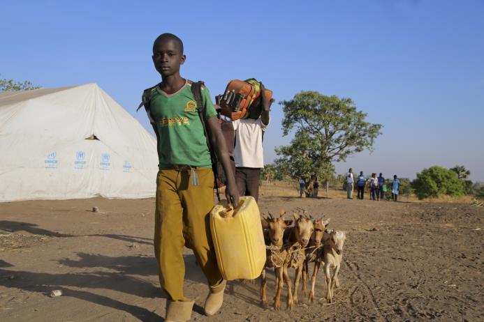 Dos niños sudaneses del sur llegan con sus pertenencias al campamento de refugiados de Palorinya, en Ugana, el 16 de febrero del 2017. 