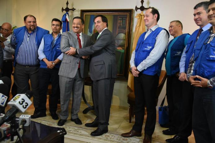 El presidente de la Junta Central Electoral, Roberto Rosario (i) y el jefe de la misión de observadores de Unasur, Juan Carlos Galindo (d), se saludan durante un encuentro hoy, 29 de abril de 2016.
