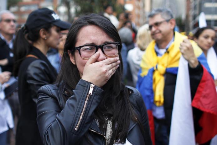 Una manifestante a favor del Sí llora al ver los resultados en Colombia
