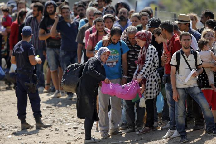 Refugiados esperan para poder cruzar la frontera entre Macedonia y Grecia cerca de Gevgelija (Macedonia) hoy, 3 de septiembre de 2015. 