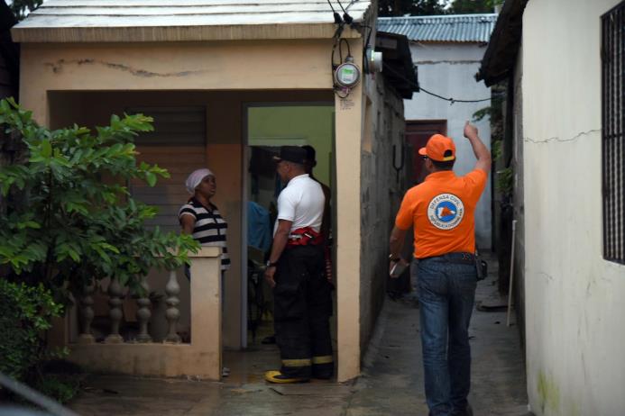La Defensa Civil, Cruz Roja, Ejército de la República Dominicana y agentes de la Policía Nacional y bomberos, realizan evacuación. 
