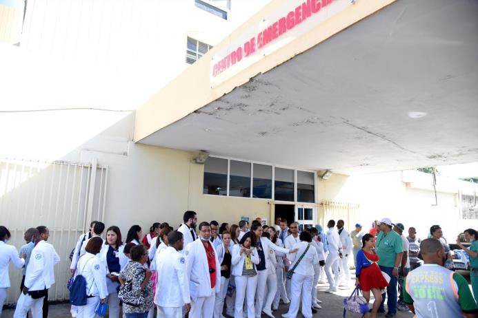 Los médicos internistas del Cabral y Báez, en Santiago, paralizaron sus labores en la mañana de este lunes por varias horas en demanda de solución a las precariedades que hay en ese nosocomio