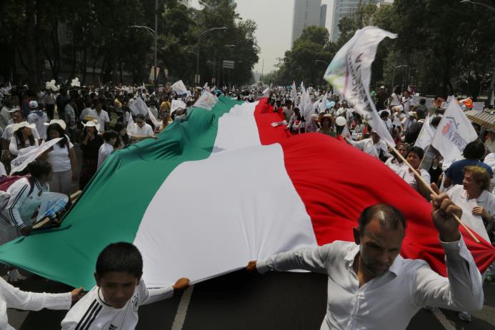 Manifestantes durante una marcha organizada por representantes del Frente Nacional por la Familia en la Ciudad de México, el sábado 24 de septiembre de 2016. 