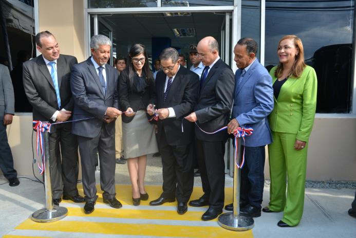 El presidente de la SCJ, Mariano Germán; el procurador general, Francisco Domínguez Brito, y la fiscal de la provincia de Santo Domingo, Olga Diná, cortan la cinta inaugural del edificio.