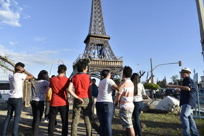 Estudiantes de Unibe recibiendo docencia en la “Torre Eiffel”.