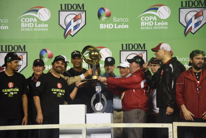 Los campeones nacionales al recibir la copa disputada en el pasado torneo de béisbol profesional dominicano.