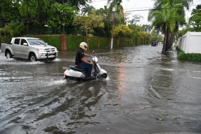 Como de costumbre, este lunes muchos sectores ya presentan inundaciones por las lluvias que ha provocado el huracán, cuyos efectos en el país, según las autoridades, son de tormenta