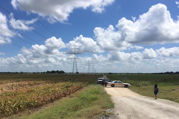 Police trata de accesar al lugar donde la mañana de este sábado, 30 de julio de 2016, se estrelló un globo aerostático en Texas. 