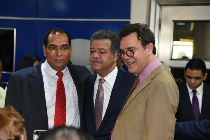 El expresidente Leonel Fernández al centro y el magistrado del Tribunal Constitucional Jottin Cury hijo a la derecha. 