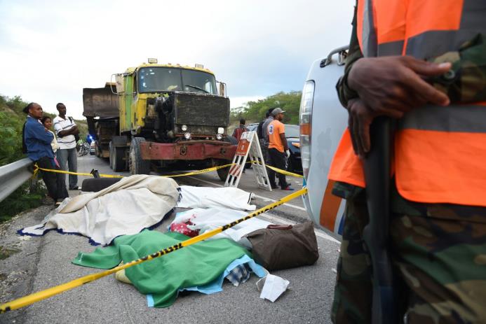 Cinco personas fallecieron durante un accidente ocurrido este jueves en la carretera de Cumayasa, de La Romana.