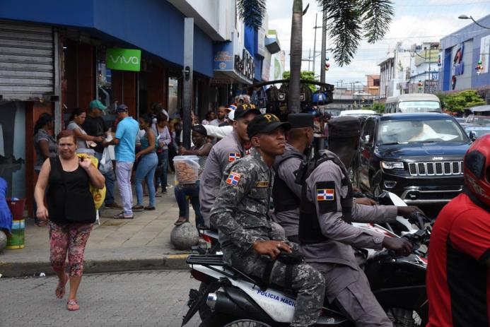 Dos patrullas policiales motorizadas hacen labores de vigilancia en la avenida Duarte. 