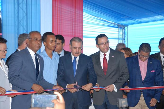  El presidente Danilo Medina entregó este martes a la provincia Monseñor Nouel dos nuevos centros educativos.