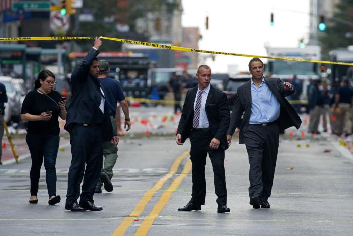 El gobernador de Nueva York, Andrew Cuomo, derecha, camina por la escena de la explosión en Manhattan, en el barrio Chelsea.