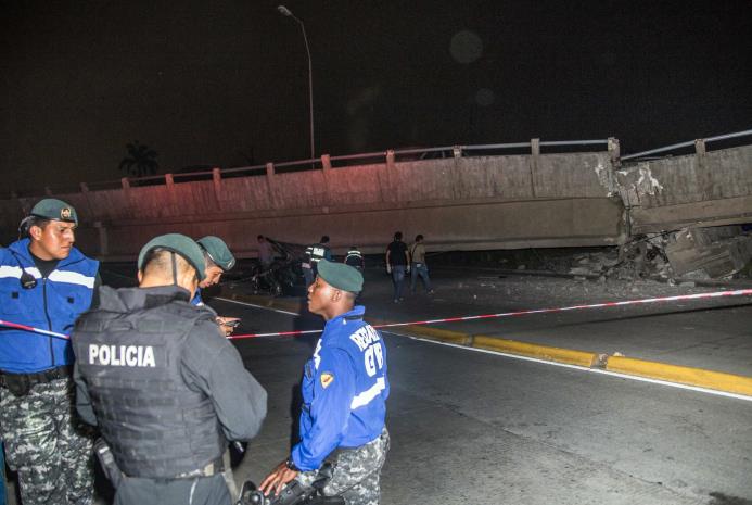 Varios policías en el sitio donde cayó un puente en Guayaquil.