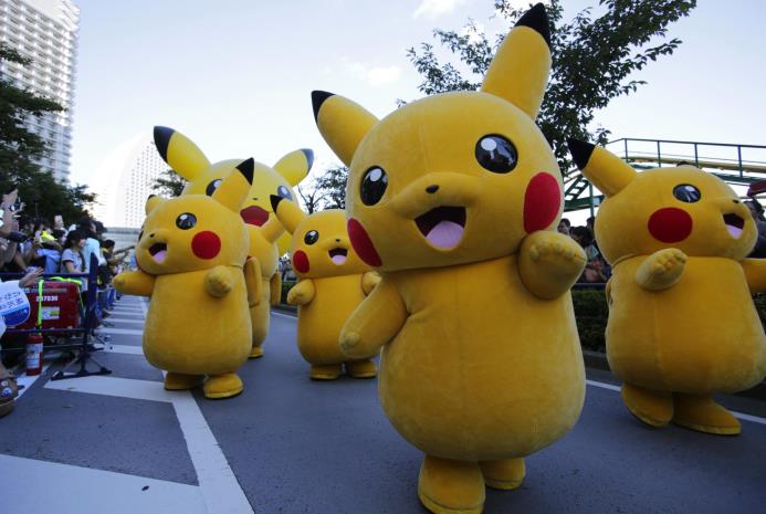 Personas disfrazadas del popular personaje Pikachu.