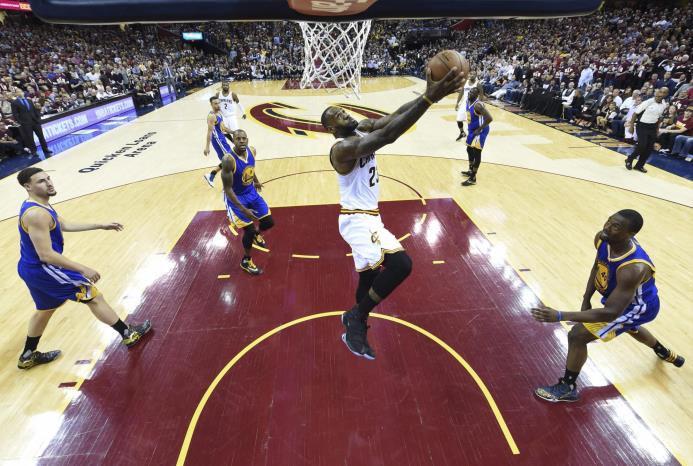  LeBron James encesta durante el partido que enfrentó a los Golden State Warriors y los Cleveland Cavaliers en las Finales de la NBA.